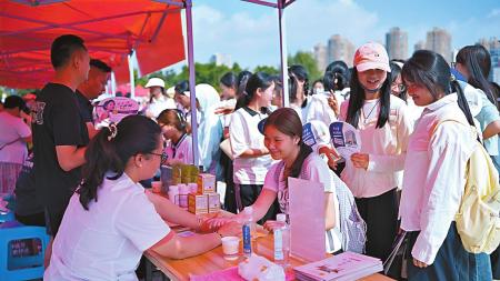 活动以群众喜闻乐见的形式宣传社科知识。 通讯员 白迪云 摄